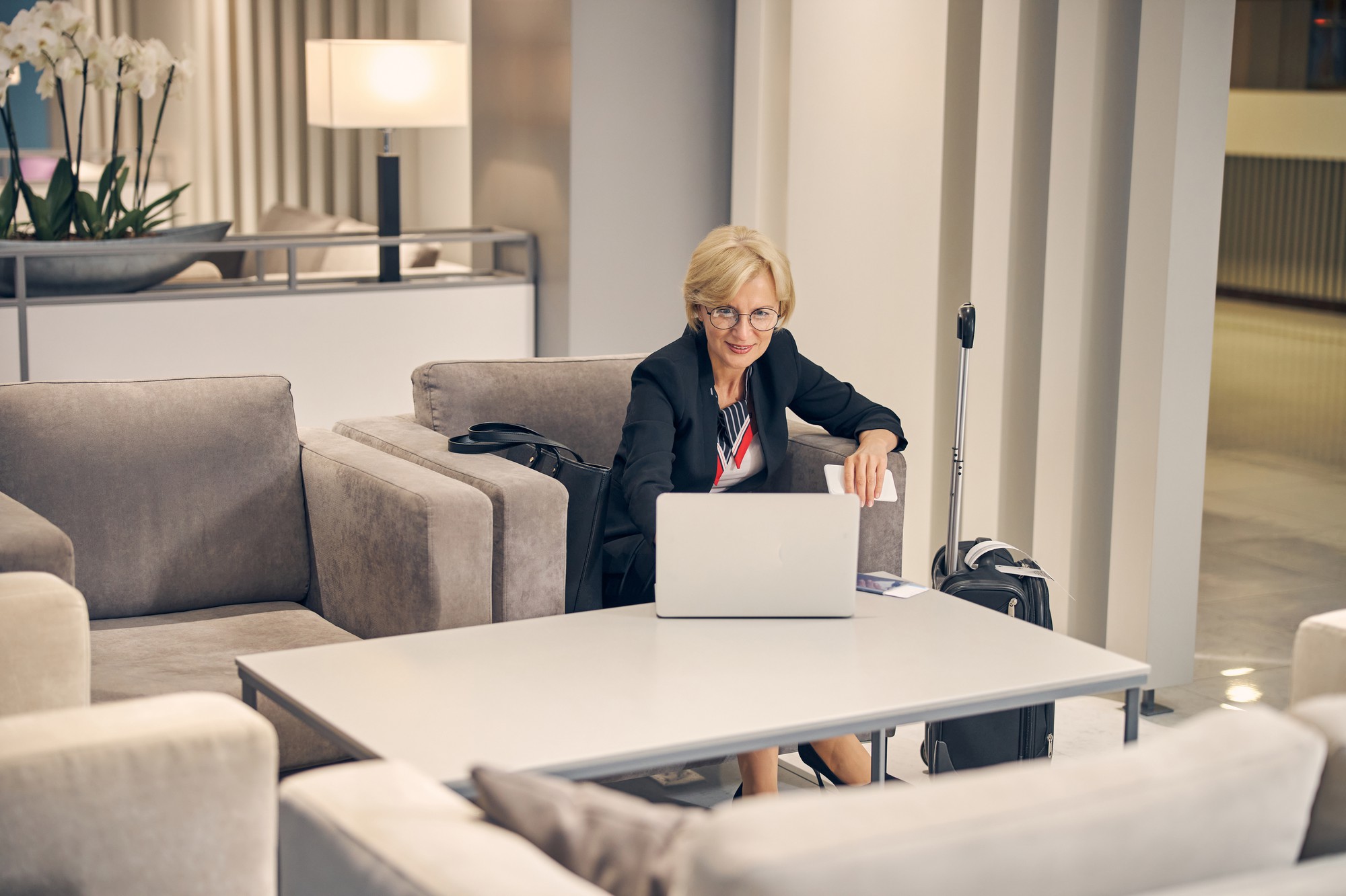 Reprezentare agent imobiliar la un birou elegant